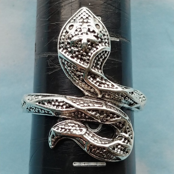 Royal 🐍 Snake Ring - Picture 2 of 4